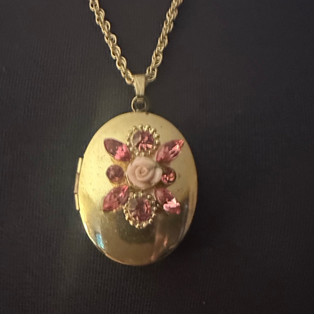 Vintage necklace, gold tone pendent/ locket necklace.